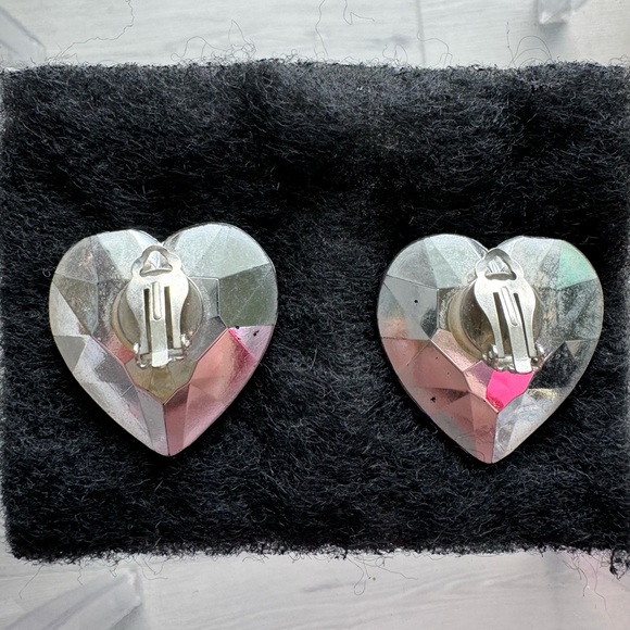 VINTAGE PURPLE HEART CLIP ON EARRINGS - Picture 3 of 7